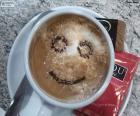 Χαμογελώντας καφέ με γάλα